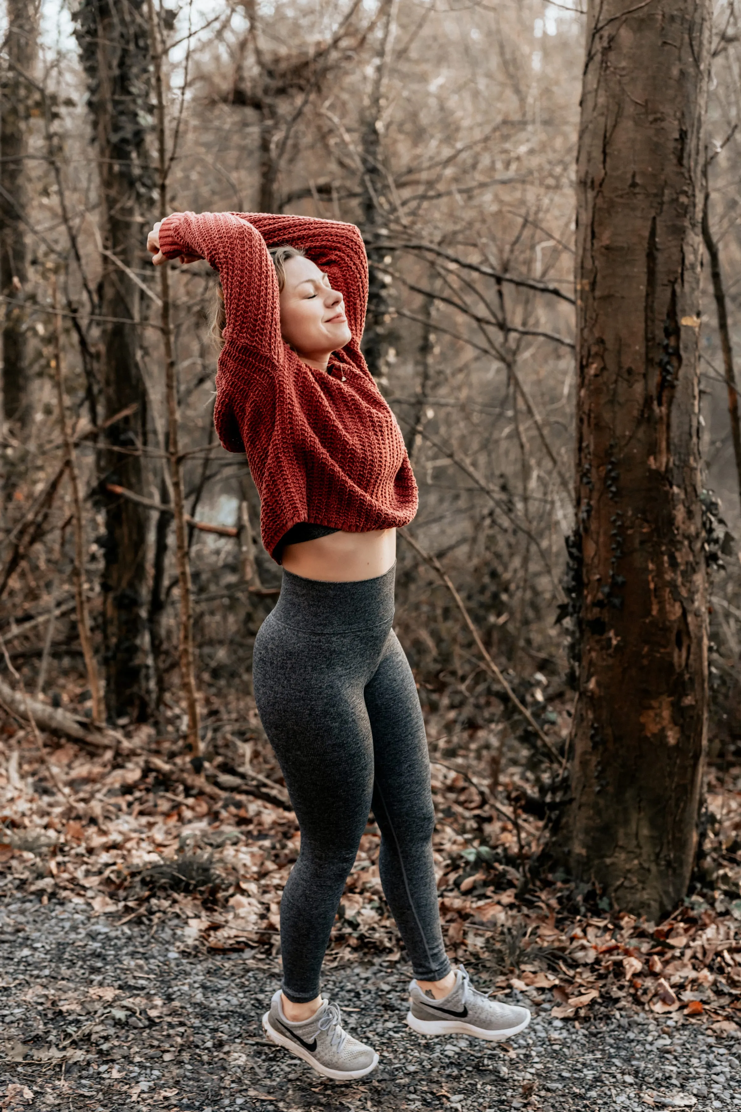 Lidia Baer, Ganzkörper im Wald, Sportleggings, Stretching